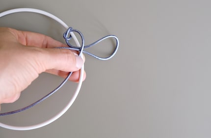 ...far passare il cordoncino di cuoio sopra il passante