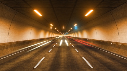 Die Autos erreichen im Gotthardtunnel Höchstgeschwindigkeiten.