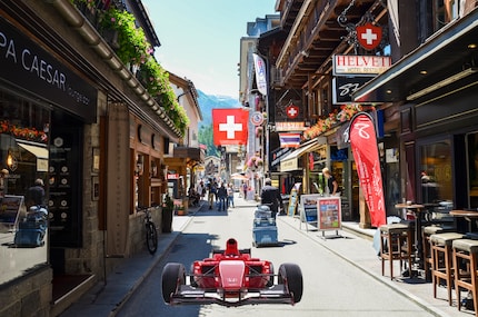 Zermatt, für einmal nicht autofrei: Fahrerparade durchs Ferienparadies (Fotomontage)