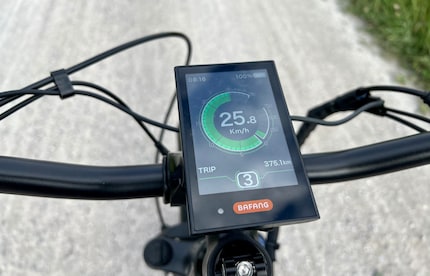 Viaggiando oltre 25 km/h oltrepasso il cosiddetto «Sweet Spot», ricevo ancora un po’ di assistenza alla pedalata, visibile sulla destra, ma non troppa. Ed è proprio qui che posso fare qualcosa per la mia forma fisica.