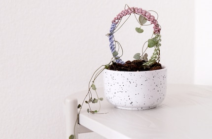 La collana di cuori in metallo e cuoio.