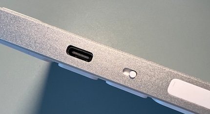 L'incavo per la porta USB-C nel case in alluminio: qui manca la precisione finale.