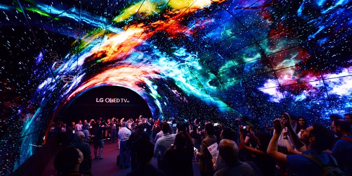 LG hat einen Tunnel aus OLED-Fernsehern gebaut.