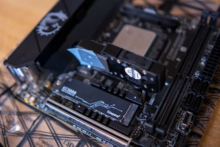 L'unità SSD va sotto il radiatore. Si dovrebbe rimuovere la pellicola dal cuscinetto termoconduttore.