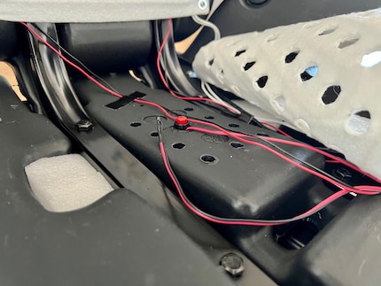 Le « capteur de pression » n'est rien de plus qu'un simple bouton. À côté, on peut voir la sonde de température qui est normalement glissée dans le boîtier en plastique.