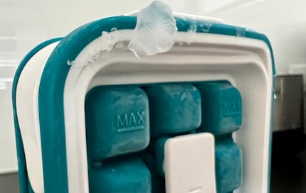 À l'extérieur, le repère m'indique la quantité d'eau que je suis censé verser dans l'Icebreaker. Cependant, je ne vois pas le niveau de l'eau.