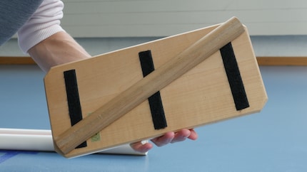 Diagonal gibt es zwei Varianten: Mit dem Rundholz auf der Seite der Grosszehe ist die Bewegung natürlicher.
