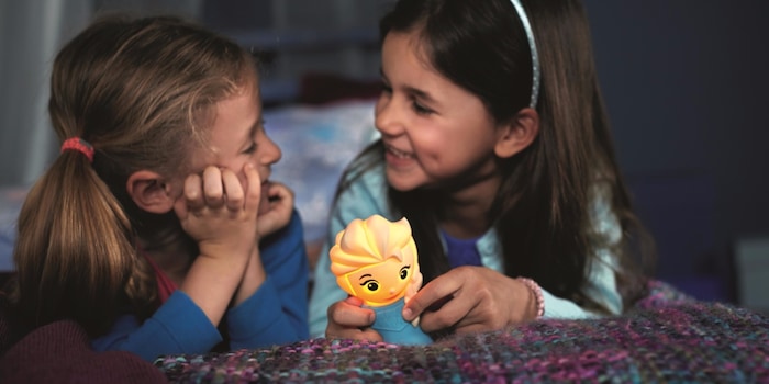 I fan della principessa di ghiaccio ameranno questa morbida e portatile luce notturna. I fan della principessa di ghiaccio ameranno questa morbida e portatile luce notturna.