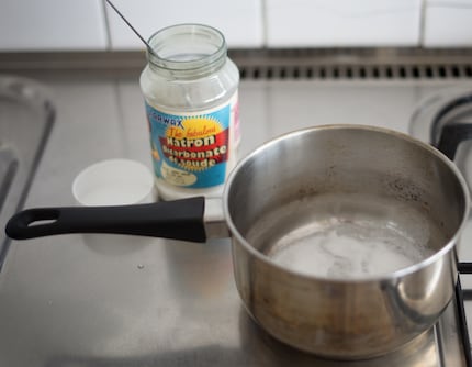 Dopo il trattamento con bicarbonato di sodio, la salsa di pomodoro bruciata è sparita.