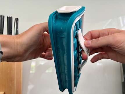 Voilà comment s'y prendre pour détacher les glaçons du moule.