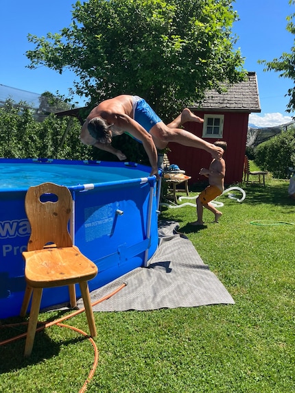 Gekonnt hechtet mein Bruder über den Poolrand ins kühle Nass.