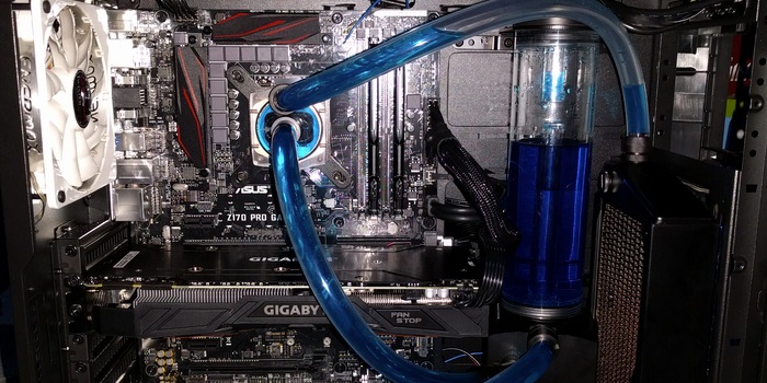 Il PC finito con raffreddamento ad acqua. Poiché la GTX-1070 è relativamente lunga, il serbatoio di espansione era inizialmente ancora in funzione. Con ulteriori fori può essere spostata più vicino al radiatore sulla destra. Il PC finito con raffreddamento ad acqua. Poiché la GTX-1070 è relativamente lunga, il serbatoio di espansione era inizialmente ancora in funzione. Con ulteriori fori può essere spostata più vicino al radiatore sulla destra.