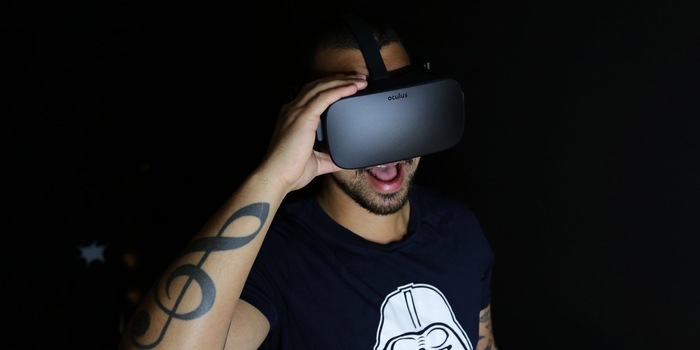 Pieno di giocosità: l'autore con il suo Oculus Rift.