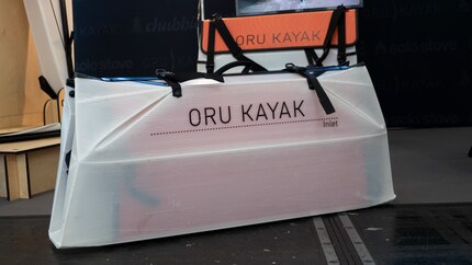 La borsa è leggermente trasparente, ma solo le scritte rivelano il contenuto.