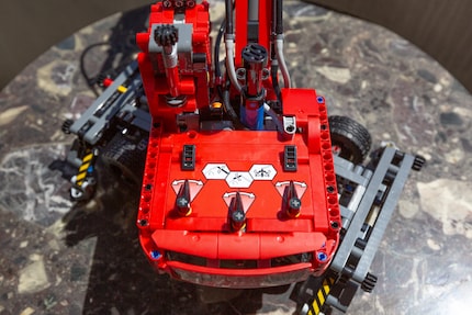 The arm and claw can be operated pneumatically via three valves.