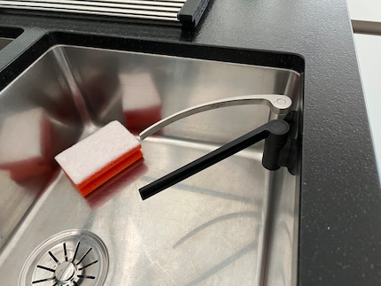 Deux porte-torchon dans un évier : pure décadence. Je n’ai installé les deux que pour la photo, afin que vous puissiez constater la différence entre le modèle courbé en acier inoxydable et le modèle droit en écoplastique.