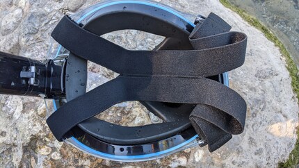 L'E-AirWave viene fissato alla testa con cinghie di tessuto.