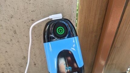 Il cavo di ricarica è agganciato magneticamente.