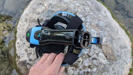 Quando è piegata, la maschera è ragionevolmente compatta