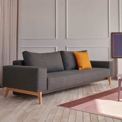 Dimensions : 242 x 101 x 80 cm | matériaux : Polyester, bois de chêne | photo : Innovation Living