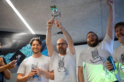 Il team «The Price is Rice» solleva in aria il trofeo dell'Hackfest.