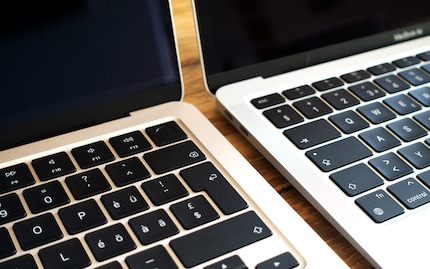 Beim M2-Laptop links sind die Lautsprecher unsichtbar.