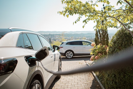 Ricarica con vista: a casa, Hans Fischer carica l'elettricità solare dal suo tetto all’auto.
