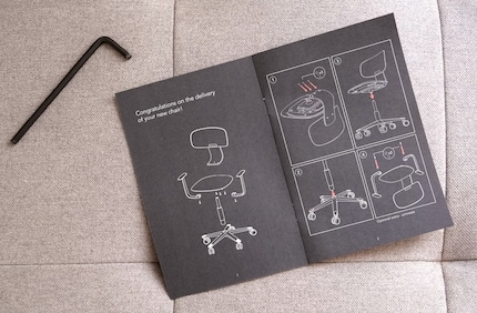 Le manuel de montage et les outils sont inclus.