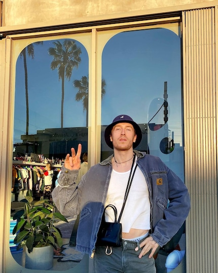 Modejournalist Fabian Hart trägt dezent bauchfrei.