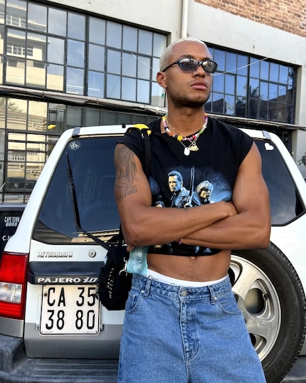 Influencer Nathan Hopkinson zeigt Nabel und Unterhose.