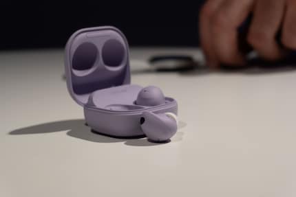 Il colore Bora Purple non è presente solo sulle Buds2 Pro: Si può trovare anche su un cinturino da orologio come il Galaxy Z Flip4 