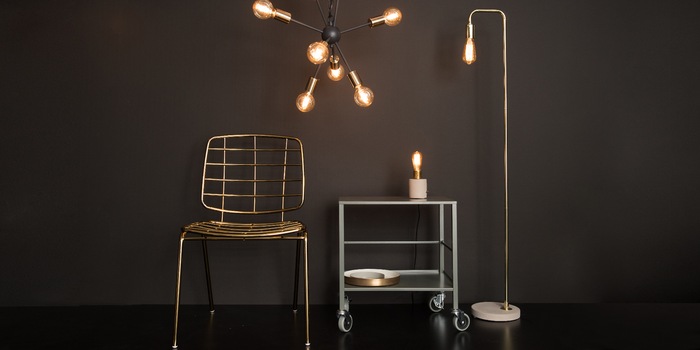 Des pieds filigranes et des couleurs laitonnées ou des accents dorés font partie du style mid-century.