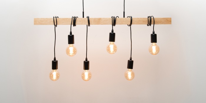 Ressemble à une lampe DIY, mais ne l'est pas: la «Townshend» d'Eglo offre une touche industrielle tendance au-dessus de la table.
