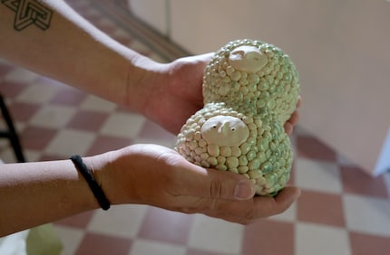 Die Augen auf den Keramikstücken machen «Dotted Heads» zu Charakterköpfen.