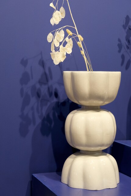 Die Vasen aus der Kollektion «NewBlue» setzen sich unter anderem aus zerkleinerten WCs zusammen und lassen sich aufeinander stapeln.