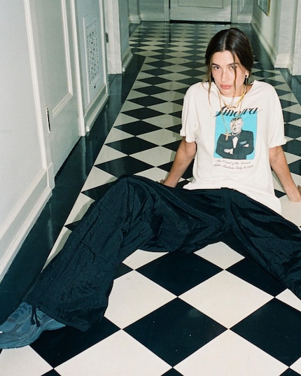 Hailey Bieber setzt auf T-Shirt und Sneaker.