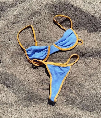 Bikinis aus Frottee sehen zwar hübsch aus, haben aber viele Nachteile.