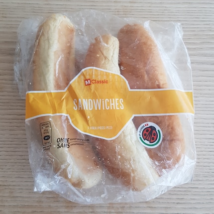 Bon, ces petits pains à hot-dogs n'ont plus l'air vraiment comestibles – je les jette.