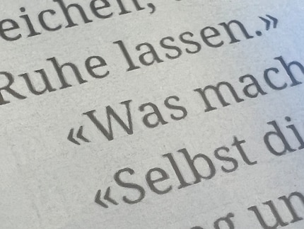 E se ci si avvicina davvero molto, le lettere appaiono un po' sfilacciate. Tuttavia, questo non si nota durante la lettura.
