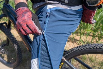 The 2-way zip is used for ventilation and to make room for knee protectors.