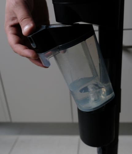 Putzwasser und Dreckwasser-Tank sind einfach zu entfernen.