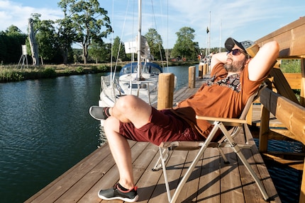 YES, PLEASE: For three weeks, I’d sit in the evening sun as often as possible. Like here at the Göta Canal, reading, taking pictures or just letting my mind wander.