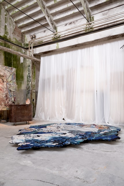 «Skrimsli» ist ein Objekt aus Seide-, Wolle und Lurexgarnen, das Bände spricht. Für die Ausstellung wurde es auf ein Podest erhoben.