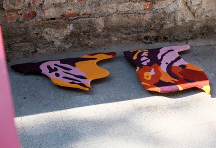 Die Muster und Silhouette der Teppiche ist das Ergebnis von Natur- und Körperstudien.