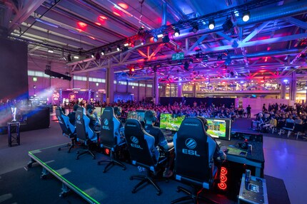 Das Finale vom Digitec Playground Vol. 8 findet auf dem Hero Fest in Bern erstmals auf der grossen Bühne und vor Publikum statt