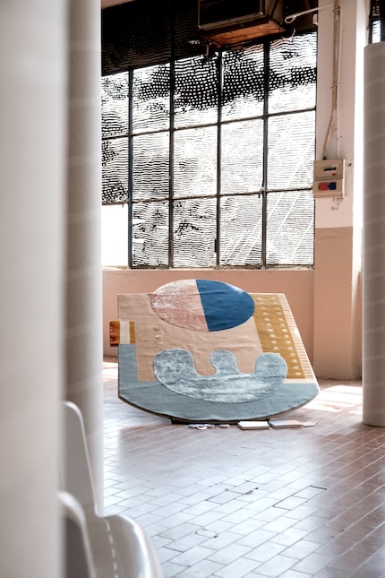 Die Serie «Nostos» besteht aus Einzelstücken wie diesem, die eine Mischung aus symmetrischen und unregelmässigen Formen sind.