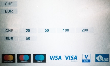 Bei diesem Automaten der Zürcher Kantonalbank gibt's 200-Franken- statt 50-Euro-Noten.