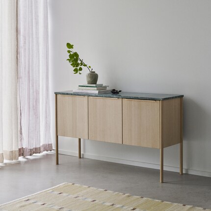 Dimensionen: 126 x 39 x 74 cm | Material: Marmor, Eiche | Bild: Skagerak