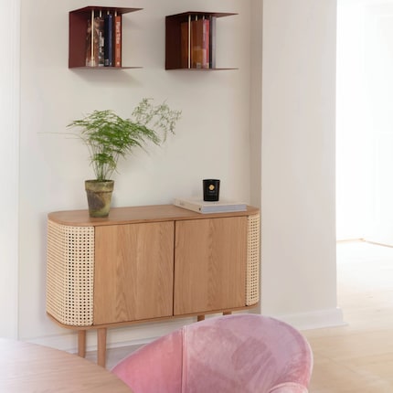 Dimensioni: 109 x 43 x 75 cm | Materiali: rattan, ottone, rovere | Immagine: Umage