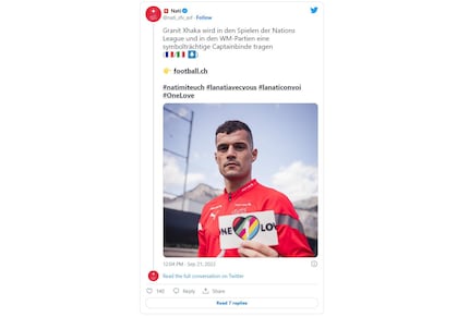 Un’altra immagine dei Mondiali in Qatar: la fascia che, insieme a Granit Xhaka, porteranno al braccio i capitani di Inghilterra, Olanda, Belgio, Galles, Francia, Danimarca e Germania. Anche Norvegia e Svezia partecipano all'azione, anche se non sono state qualificate.